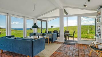 Een smart-tv en een open haard