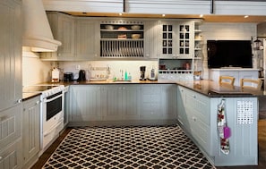 Coffee/tea maker, fridge, microwave, stovetop