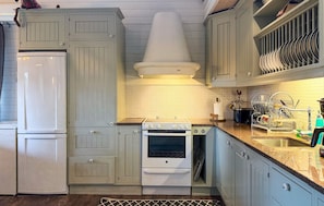 Coffee/tea maker, fridge, microwave, stovetop