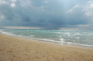 Beach - Central & Calm Oasis, Fast Fiber WiFi, Free Parking, Free Netflix, 6 Guests (Haifa)