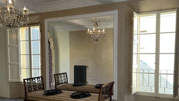 2 chambres, coffres-forts dans les chambres, bureau