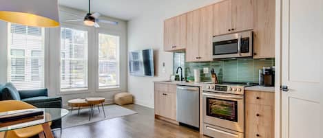 Réfrigérateur, micro-ondes, plaque de cuisson, lave-vaisselle