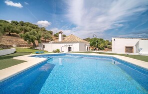 Indoor pool - Gorgeous home in Algar (Algar)