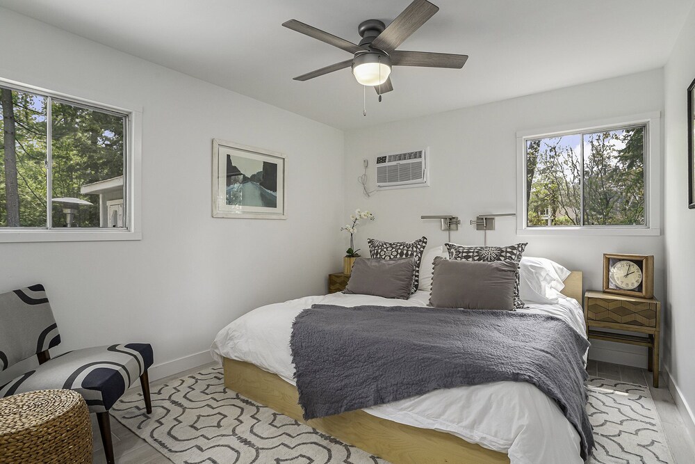Renovated cottage hot tub close to private association beach ev