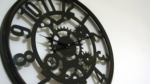 A wall clock with a mechanical design. - Detached house in the center Cardille Apartment (Monopoli)