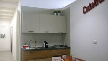 Wasserkocher mit Kaffee-/Teezubehör, Kühlschrank, Mikrowelle, Ofen
