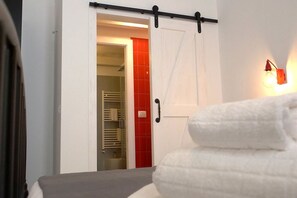 2 bedrooms, iron/ironing board, travel cot, free WiFi