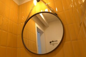 Douche, séchoir à cheveux, bidet, serviettes fournies