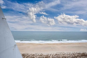 On the beach - Oceanfront 1 Bedroom 1.5 Bath-Balcony-Laundry-WiFi (Ocean City)