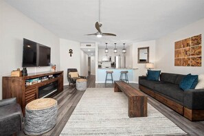 Smart TV, fireplace