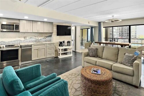 Oceanfront 1 Bedroom-Sleeps 4-Outdoor TV-King Bed