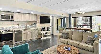 Oceanfront 1 Bedroom-Sleeps 4-Outdoor TV-King Bed