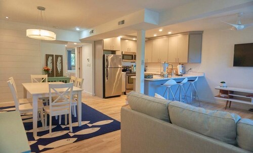 2 Bdrm/2 Bath, Sleeps 6, Pool, Balcony, Wi-Fi, TVs