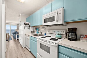 Een koelkast, een magnetron, een oven, een kookplaat