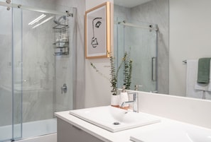 Condo | Banheiro | Secador de cabelo, toalhas de banho, sabonete, shampoo