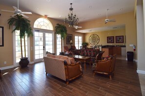 Smart TV, table tennis - Beautiful 4 bed/3 bath pool home + games room, 8 miles to Disney World Resort! (Davenport)