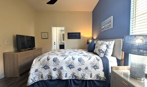 4 bedrooms, iron/ironing board, travel crib, free WiFi - Beautiful 4 bed/3 bath pool home + games room, 8 miles to Disney World Resort! (Davenport)