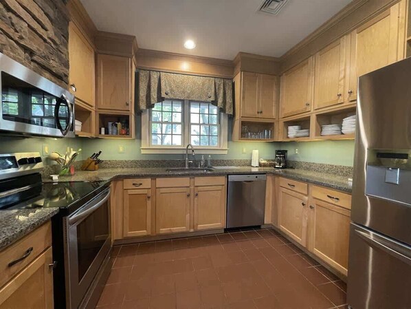 Kylskåp, mikrovågsugn, ugn och spishäll