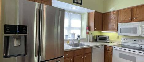 ثلاجة، ميكروويف، فرن، موقد طهي مسطح