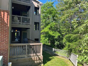 Un immeuble de deux étages doté d’un balcon et d’une cour clôturée.