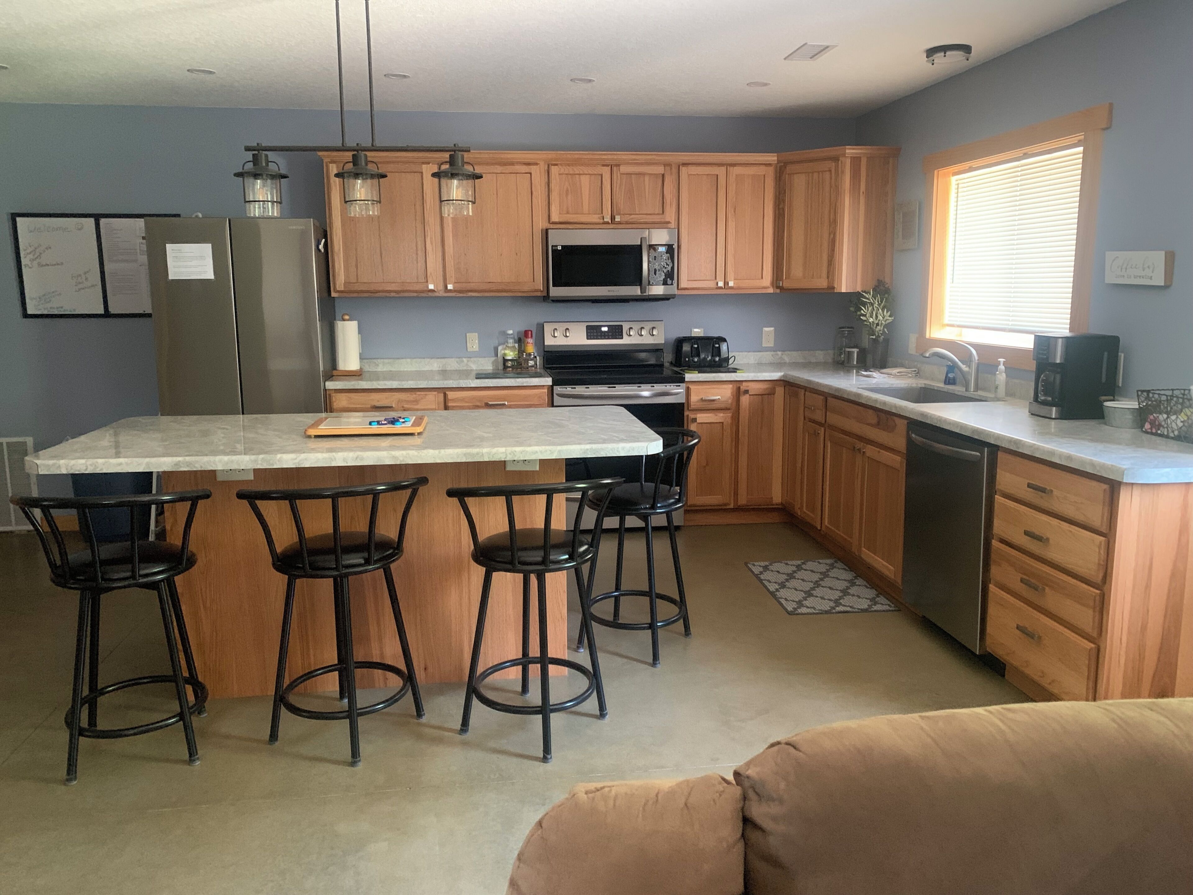 Coffee/tea maker, fridge, microwave, oven