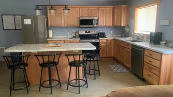 Coffee/tea maker, fridge, microwave, oven