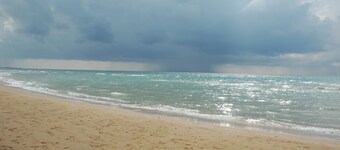 Sea & Mountain View Apt in Upscale Area, Fast Wi-Fi, Minutes from Carmel Center