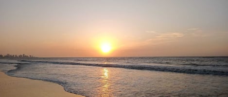 På stranden och solstolar