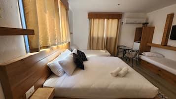 Deluxe-Doppelzimmer, Kühlschrank | 1 Schlafzimmer, Minibar, Zimmersafe, individuell eingerichtet