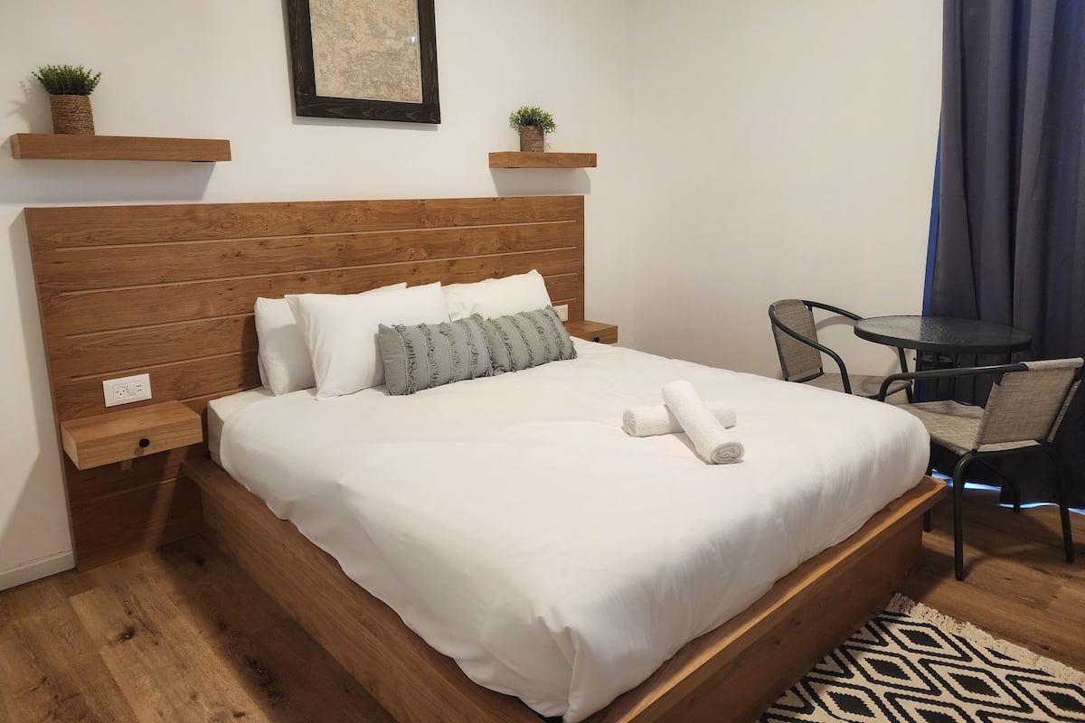 Suite junior, 1 habitación, balcón, vista al lago | 1 habitación, minibar y caja de seguridad en la habitación