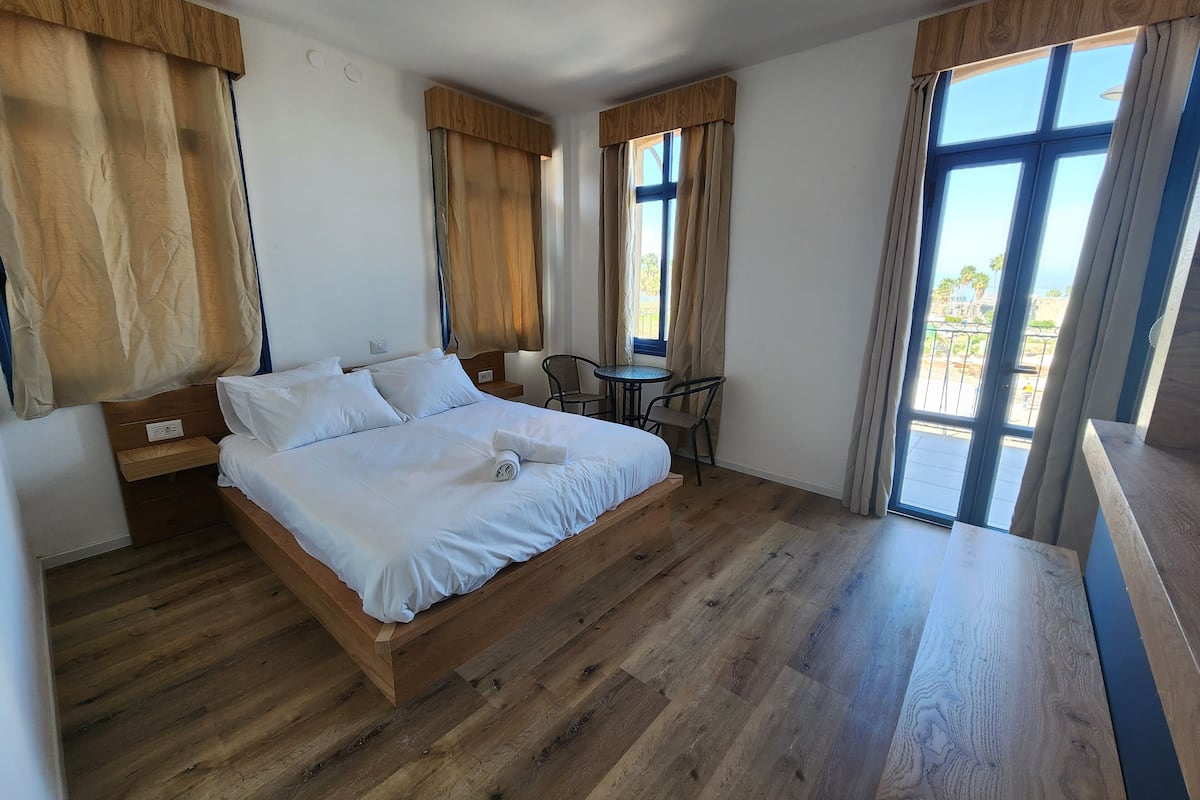 Estudio junior, 1 cama Queen size, balcón, vista al lago | 1 habitación, minibar y caja de seguridad en la habitación