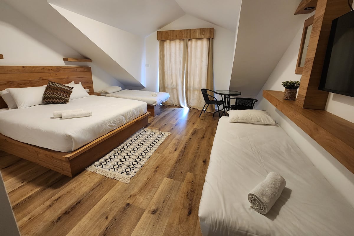 Estudio Deluxe, balcón, vista a la montaña | 1 habitación, minibar y caja de seguridad en la habitación