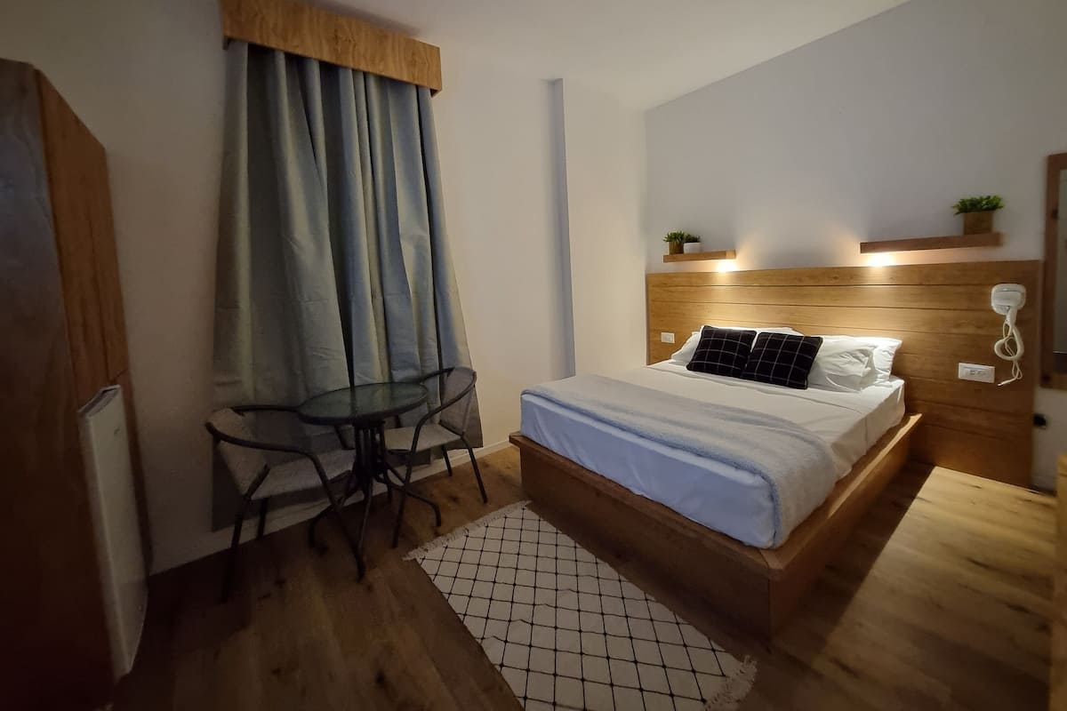 Estudio básico, 1 cama Queen size, para no fumadores, refrigerador | 1 habitación, minibar y caja de seguridad en la habitación