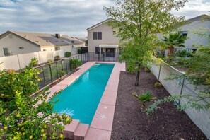 Outdoor pool - The Nook - Cozy, clean and family friendly (El Mirage)