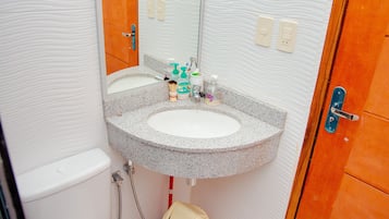 Apartemen Standar | Kamar mandi | Pengering rambut dan handuk