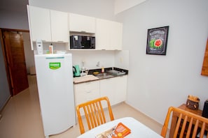 Standard Apartment | Private kitchen | Fridge, microwave, oven, electric kettle - Asuncion Soho - Departamentos (Asunción)
