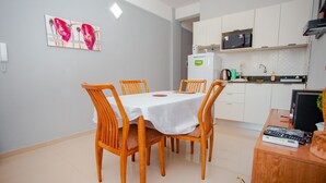 Apartemen Standar | Dapur pribadi | Lemari es, microwave, oven, dan ketel listrik