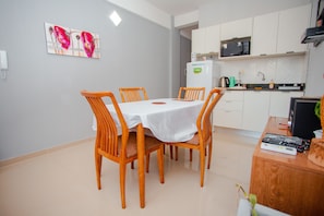 Standard Apartment | Private kitchen | Fridge, microwave, oven, electric kettle