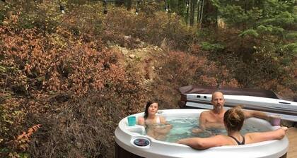 Vernon Cedar Cabin - Private Hot Tub - King Bed - Close to Ski Hill and Town