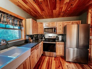 Refrigerador, microondas, horno y parrilla de estufa 