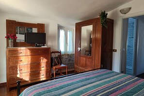2 quartos, ferros/tábuas de passar roupa, Wi-Fi, roupa de cama