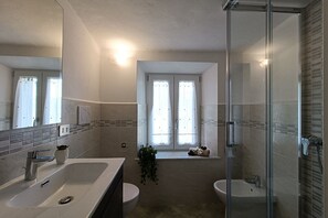 Shower, free toiletries, hair dryer, bidet