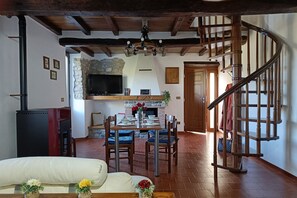 TV, fireplace - Casa Butterfly in the heart of Garfagnana (Gallicano)