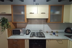 Micro-ondes, four, plaque de cuisson, cafetiĂšre/bouilloire