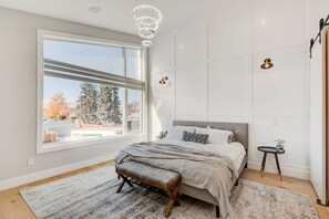 5 bedrooms, WiFi - Detach, Luxury, Near Downtown w/ Hot tub+ Garage (Calgary)