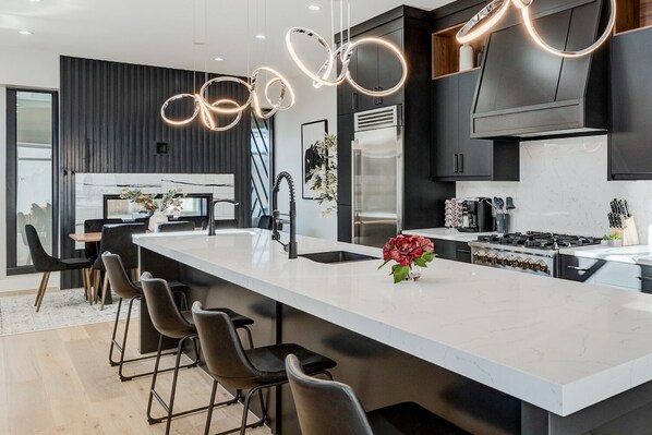 Fridge, stovetop, kitchen islands - Detach, Luxury, Near Downtown w/ Hot tub+ Garage (Calgary)