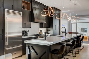 Fridge, stovetop, kitchen islands - Detach, Luxury, Near Downtown w/ Hot tub+ Garage (Calgary)