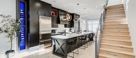 Geladeira, cooktop, cozinha com ilha