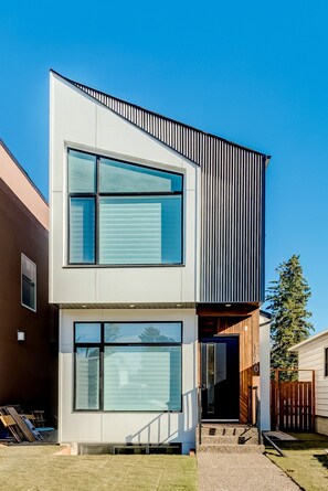 Exterior - Detach, Luxury, Near Downtown w/ Hot tub+ Garage (Calgary)