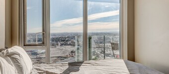 Modern 1Br with Mountain views on the 34th floor